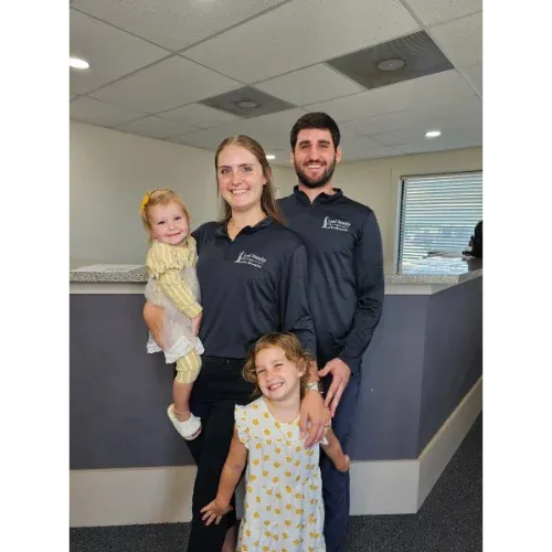 El Dr. Eli Leal con su esposa y sus dos hijos en Leal Family Chiropractic en Muleshoe.