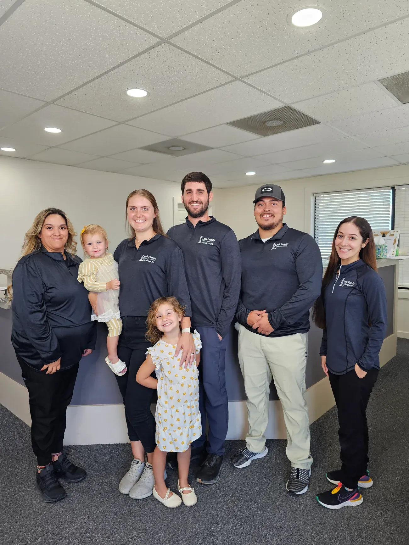 El equipo de Leal Family Chiropractic — el Dr. Eli Leal con su familia y su personal en la clínica de Muleshoe, TX.
